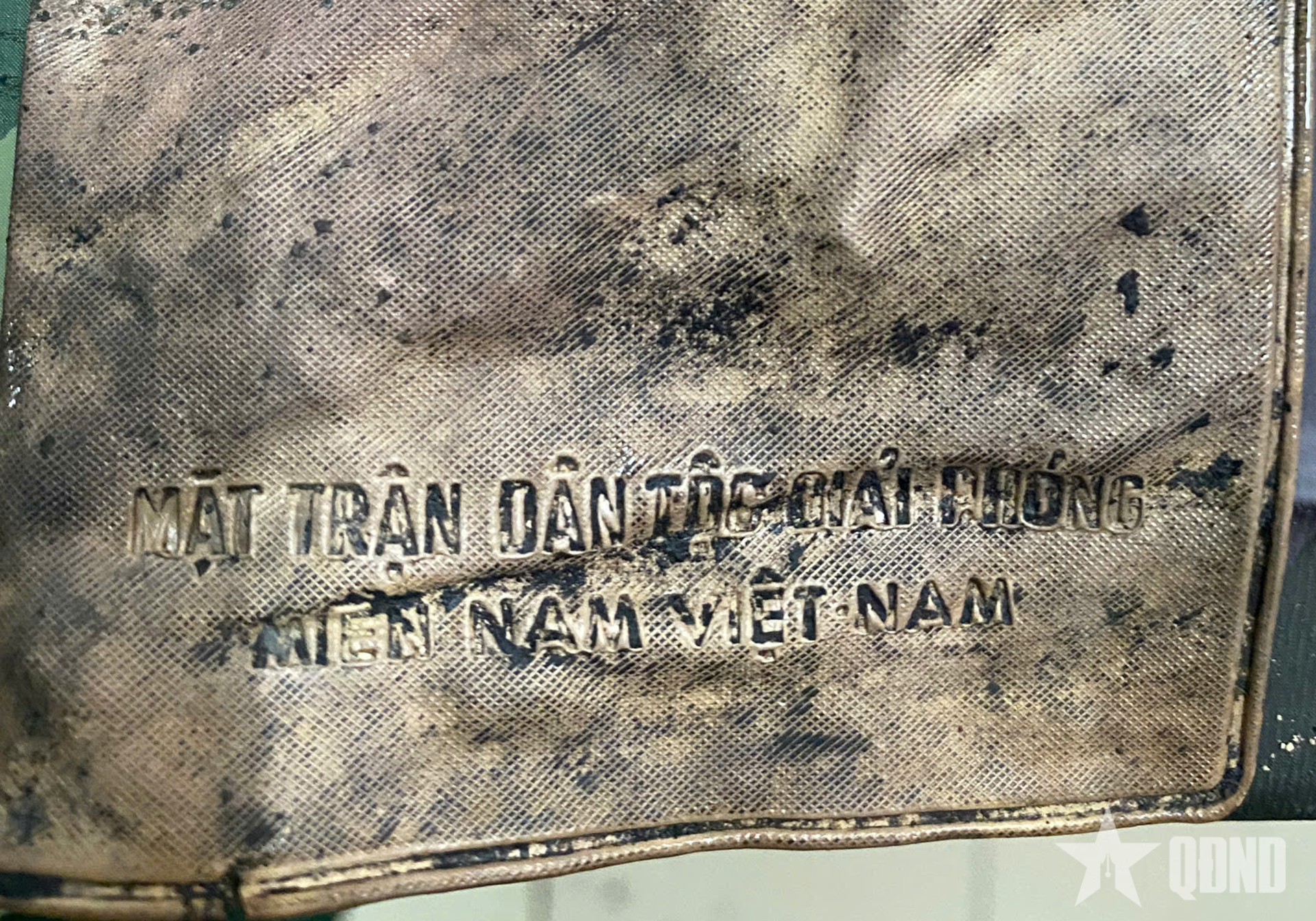 Phát hiện chiếc ví có in lá cờ Mặt trận Dân tộc giải phóng miền Nam Việt Nam tại Công viên Lê Thị Riêng
